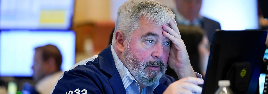 Händler arbeiten auf dem Parkett der Wall Street. Die US-Börsen schließen am letzten Tag im Juni mit einer erschreckend schwachen Halbjahresbilanz.