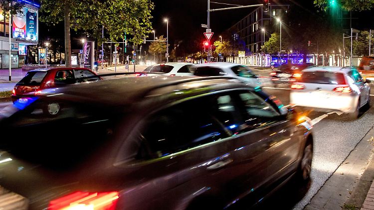 Überholen, Spurwechsel, bremsen: In der Stadt herrscht oft hektisches Gewusel, doch bei den Manövern darf niemand gefährdet werden.