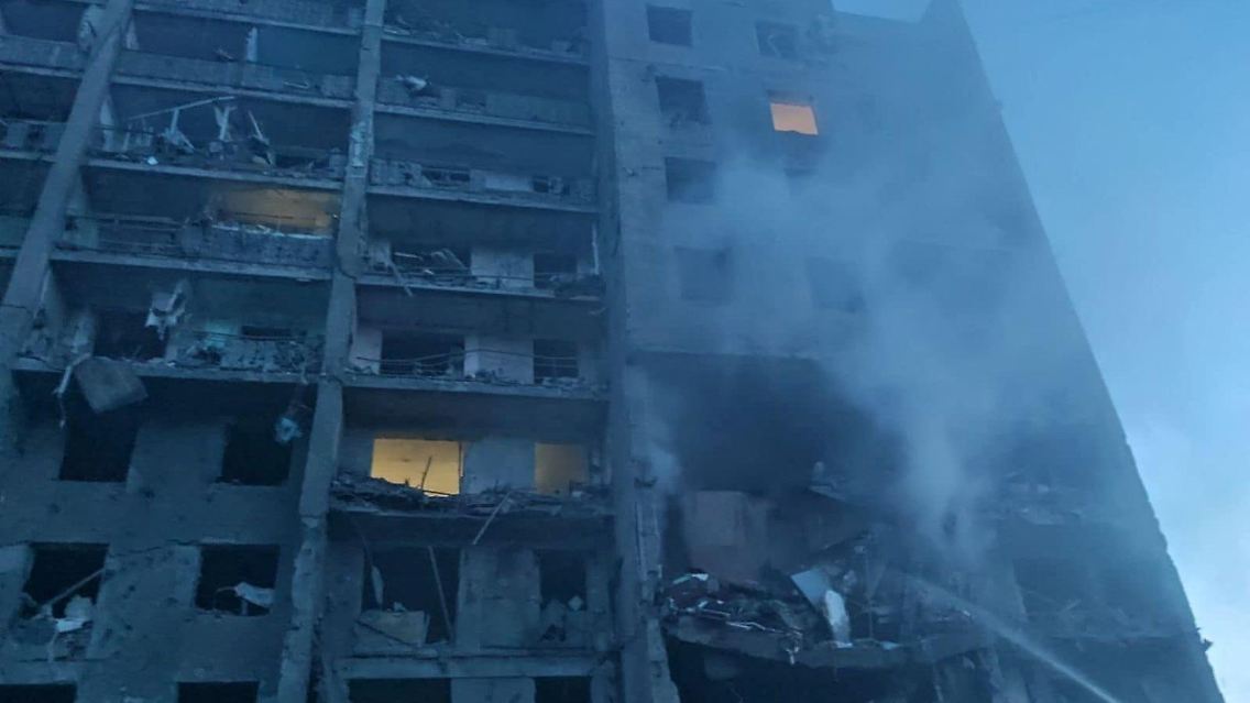 Ein Feuer erschwert den Einsatzkräften die Rettungsarbeiten.