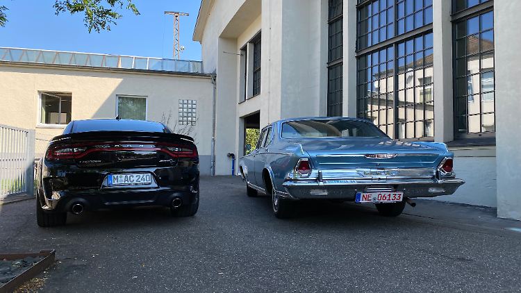 Der Chrysler New Yorker (rechts) ist auch im amerikanischen Autokosmos alles andere als gewöhnlich.