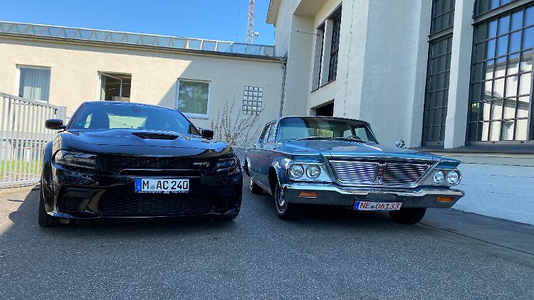 Alt trifft neu: 64er Chrysler New Yorker (rechts) neben Dodge Charger Hellcat.