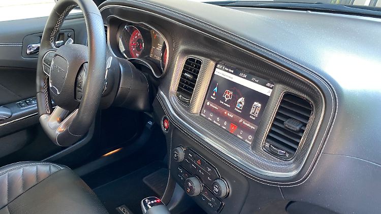Das Innenleben des Dodge Charger Hellcat mutet etwas grobschlächtig an, passt aber so zum Gesamtcharakter des Fahrzeugs.