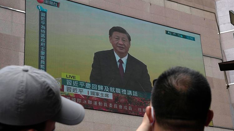 Der große Bruder spricht zu den Hongkongern: Chinas Präsident Xi kam zur Amtseinführung der neuen Regierung in die Stadt.