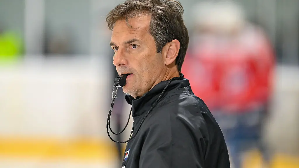 Trainer-und-Manager-Dallas-Eakins-freut-sich-ueber-einen-weiteren-Verteidiger-bei-den-Adler-Mannheim