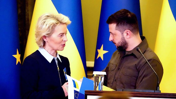 EU-Kommissionspräsidentin von der Leyen bei einem Treffen mit dem ukrainischen Präsidenten Selenskyj Anfang April, bei dem sie ihm den Fragebogen für den EU-Beitritt überreichte.