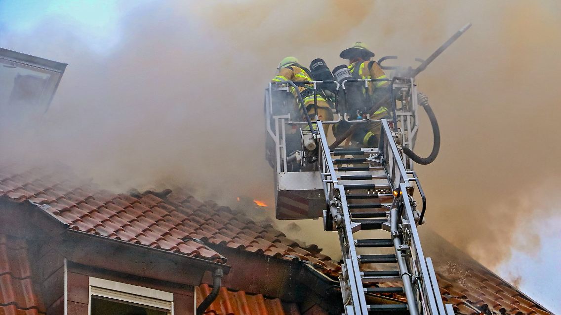 Das Feuer konnte gegen 22:15 Uhr unter Kontrolle gebracht werden.