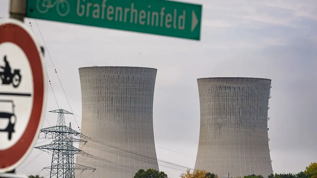 Beim-stillgelegten-Atomkraftwerk-Grafenrheinfeld-im-Landkreis-Schweinfurt-loeste-ein-technischer-Defekt-einen-Brand-aus