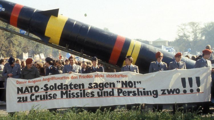 Trotz Verbot protestieren Bundeswehrsoldaten 1983 gegen die Stationierung von Atomwaffen in Deutschland.