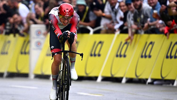 Tadej Pogacar war beim Tour-Auftakt trotz Regens extrem schnell unterwegs.