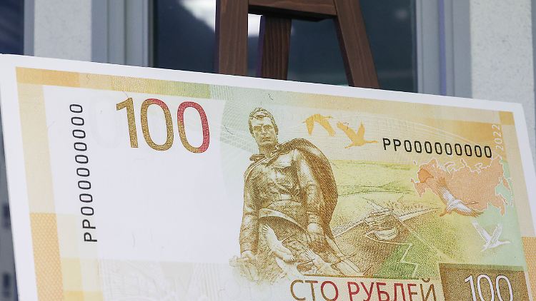 Schwächelt trotzdem: Die neue 100-Rubel-Note wird nach dem Redesign am Donnerstag in Moskau vorgestellt.