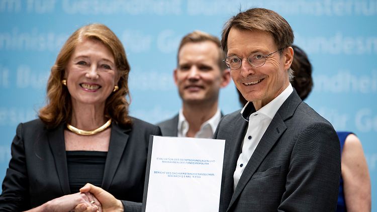 Helga Rübsamen-Schaeff, Vizechefin einer Sachverständigenkommission, übergibt Gesundheitsminister Karl Lauterbach den Evaluationsbericht der bisherigen Corona-Schutzmaßnahmen. 