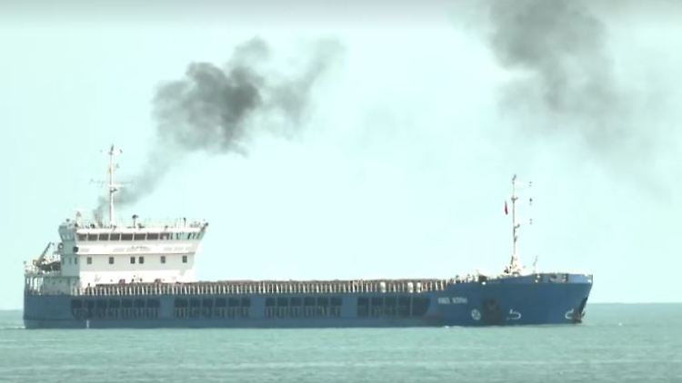 Ein Video zeigt die "Zhibek Zholy" beim Anlegen an einem türkischen Hafen. 
