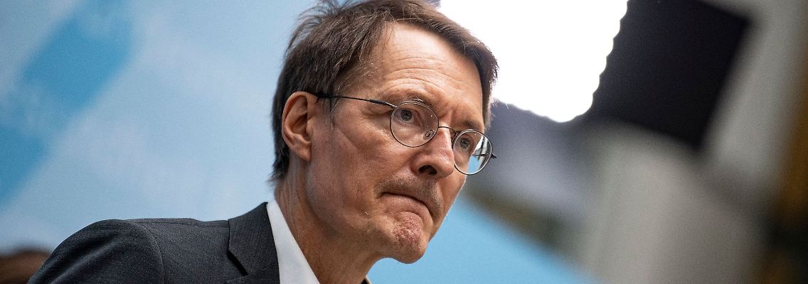 Bundesgesundheitsminister Karl Lauterbach (SPD) bei einer Pressekonferenz zum Evaluationsbericht des IfSG.