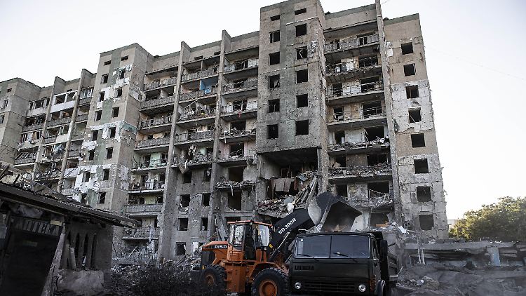 Bei einem russischen Raketenangriff auf die Stadt Odessa sind nach Angaben der Ukraine 21 Menschen getötet und 39 verletzt worden. 