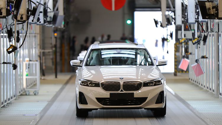 Bei BMW soll ab 2030 jedes zwei Fahrzeug mit Batterie betrieben werden, der Chef des Autobauers, Zipse, hält den kompletten Umstieg auf E-Mobilität jedoch für falsch.