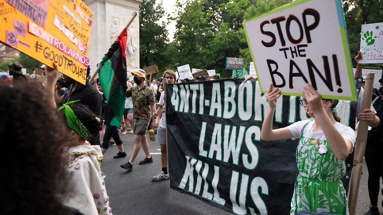 In New York wurde gegen die Entscheidung des Supreme Courts demonstriert. Der Bundesstaat könnte ein Recht auf Abtreibung in seiner Verfassung verankern. 
