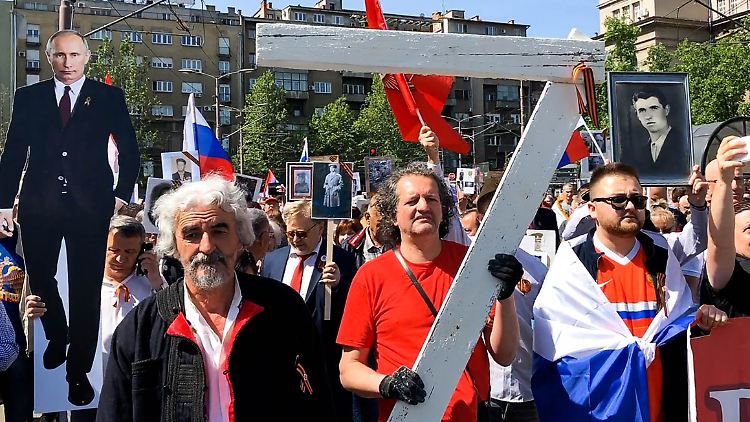 Bei Protesten in Belgrad tragen viele Serben ihre Sympathie für Wladimir Putin und den russischen Angriffskrieg ganz offen zur Schau.
