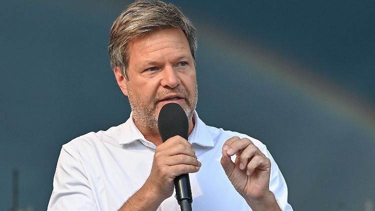 Im Mai lag der Anteil des aus Russland importierten Rohöls bei knapp 28 Prozent. Wirtschaftsminister Habeck hatte für April noch einen Wert von zwölf Prozent verkündet. 