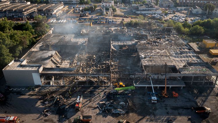 Das Einkaufszentrum in Krementschuk ist vollständig zerstört, 20 Menschen fanden den Tod. Für den Beschuss soll Russland laut britischen Experten eine nicht besonders zielgenaue Rakete verwendet haben. 