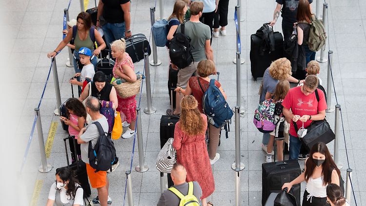 Viel los, aber alles im Rahmen: Am Flughafen Düsseldorf brechen Tausende am Samstag in den Urlaub auf.
