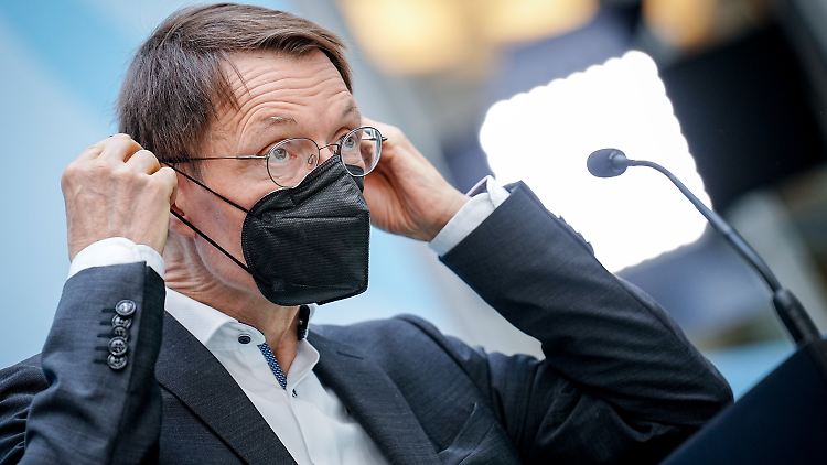 "Lockern in die Welle hinein wirkt unlogisch", sagt Lauterbach.