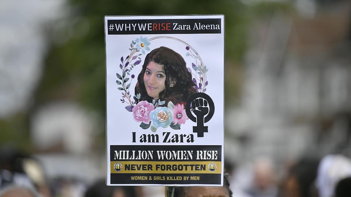 Die Demonstrierenden bringen Zara Aleena mit einem Schweigemarsch vom Tatort zu ihrer Wohnung "dorthin, wo sie in Sicherheit hingehörte".