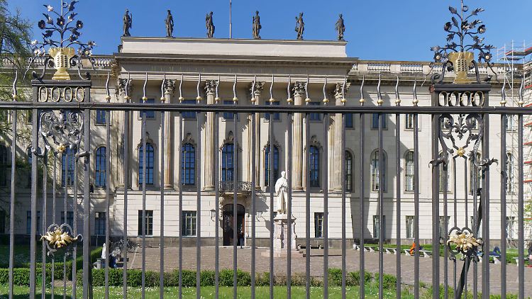 Vor dem Hauptgebäude der Universität Unter den Linden wollte der "Arbeitskreis kritischer Jurist*innen" demonstrieren.