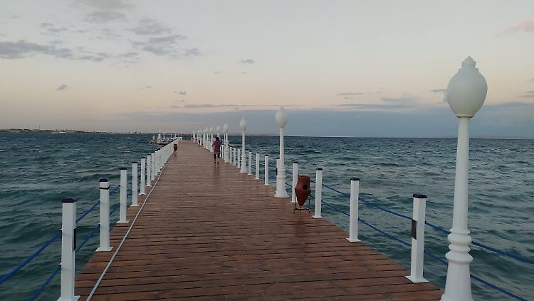 Vom Steg aus warfen Badegäste Seile ins Wasser, um die Frau zu retten. 
