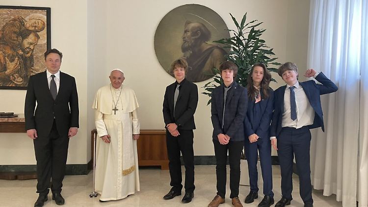 Elon Musk im Anzug neben Papst Franziskus und vier seiner Kinder.