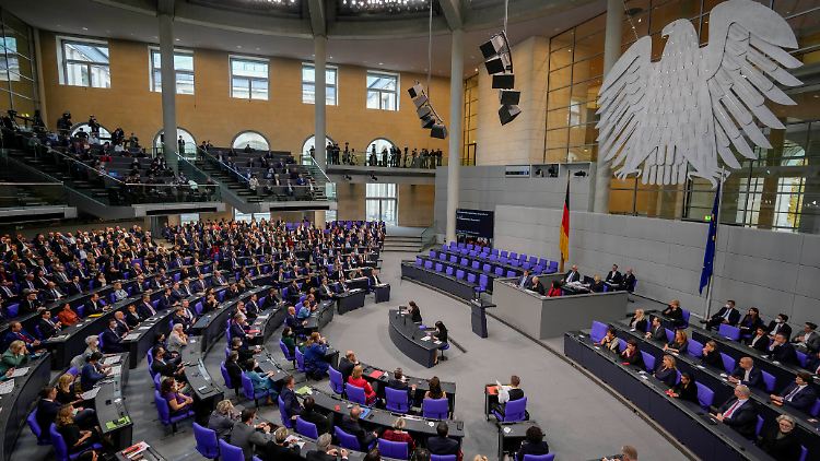 Derzeit gibt es im Bundestag infolge der sogenannten Überhang- und Ausgleichsmandate 736 Abgeordnete.