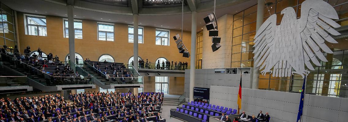 Derzeit gibt es im Bundestag infolge der sogenannten Überhang- und Ausgleichsmandate 736 Abgeordnete. 