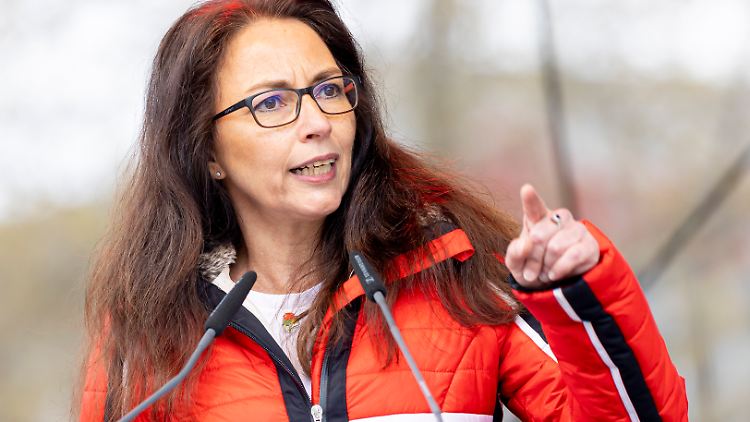 Rekordgewinne in den Unternehmen, Preiserhöhungen und gleichzeitig niedrige Löhne für die Mitarbeiter: "Das passt nicht zusammen", stellt DGB-Chefin Fahimi fest. 