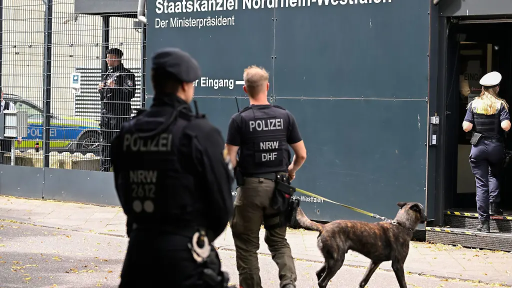 Einsatzkraefte-der-Polizei-stehen-am-Dienstag-vor-dem-Eingang-der-Staatskanzlei-von-Nordrhein-Westfalen-Am-Nachmittag-wurde-der-Einsatz-beendet