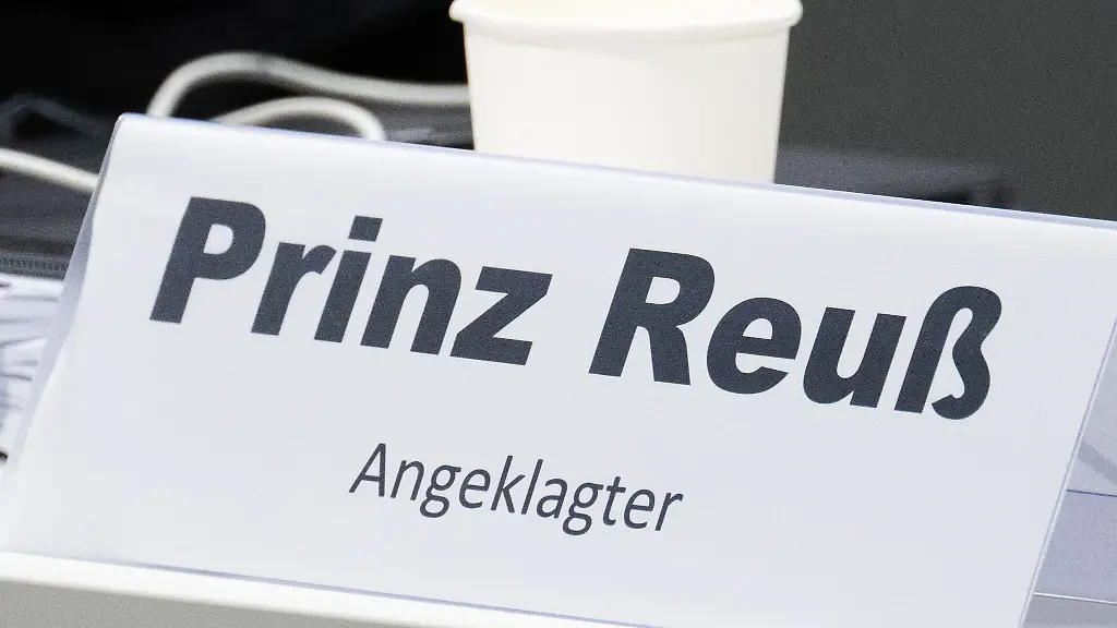 Neben-Waffen-haben-Beamte-bei-Durchsuchungen-auch-mehrere-Handys-und-Tablets-sichergestellt-Archivbild