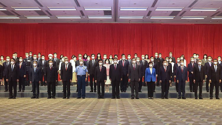 Gruppenbild mit Infektionsrisiko: Chinas Staatspräsident Xi feiert mit rund 100 Vertretern aus Hongkong das Jubiläum. 