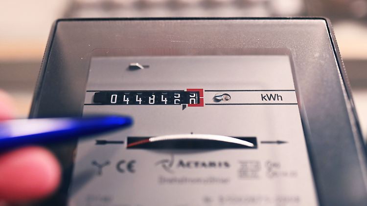 Es zählt jede Kilowattstunde: Viele Menschen bringen die hohen Energiepreise in Bedrängnis.