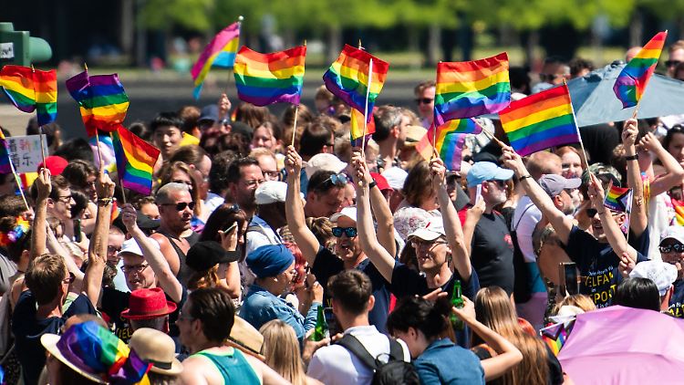 An der Parade durch die Innenstadt beteiligten sich rund 180 Fußgruppen und Musikwagen - so viele wie noch nie.