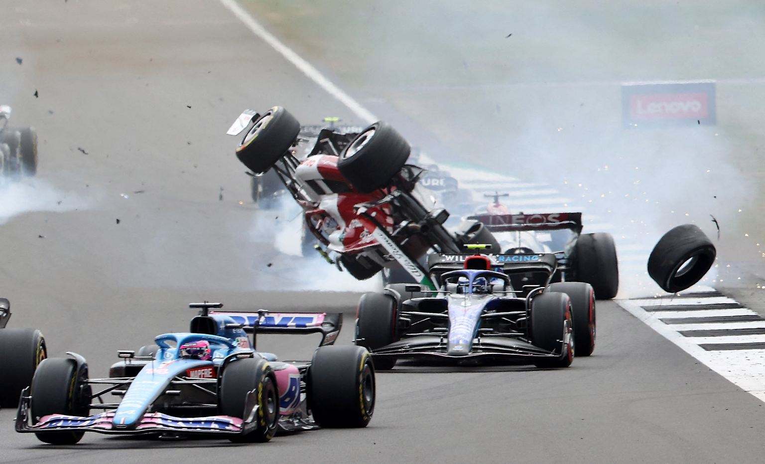Wie durch ein Wunder hat Formel-1-Pilot Guanyu Zhou …