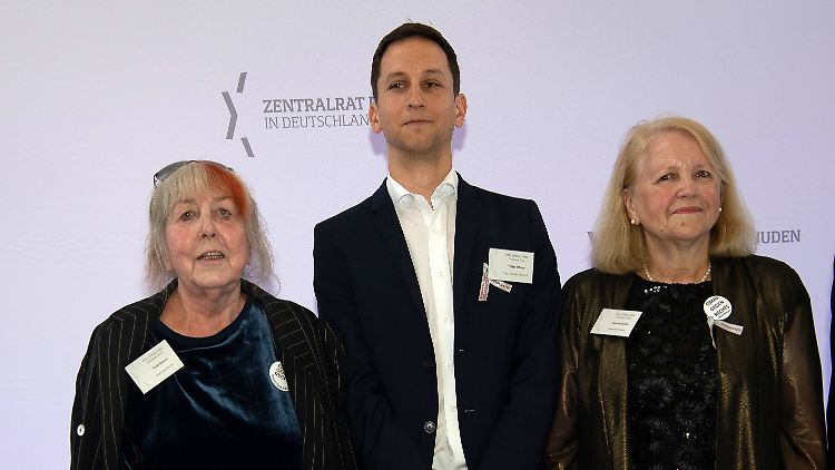 Tobias Schulze von Tennis Borussia Berlin und Gerda Smorra (l) und Anna Ohnweiler von "Omas gegen Rechts" vor der Verleihung.