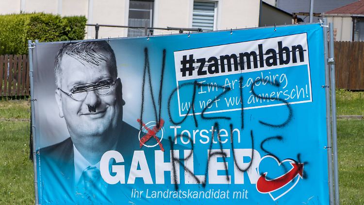 Ungnädige Kommentare auf Wahlplakaten Mitte Juni im Erzgebirgskreis. Auch die Wähler meinten es nicht besser mit der AfD, die sich bei der Landratswahl mehr versprochen hatte. 