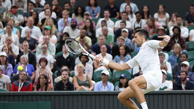Gegen den Wildcard-Starter Tim van Rijthoven gerät Djokovic im zweiten Satz mächtig in die Defensive.