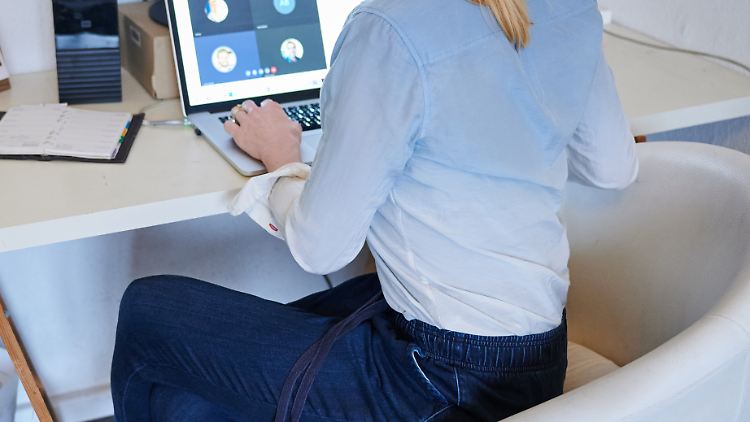 Wenn es eine Betriebsvereinbarung gibt, die das mobile Arbeiten regelt, arbeiten Beschäftigte der Studie zufolge weit seltener abends.