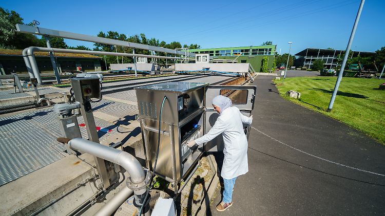 Eine leitende Ingenieurin des Mainzer Wirtschaftsbetriebs präsentierte ein Pilotprojekt im dortigen Klärwerk zum Abwassermonitoring.