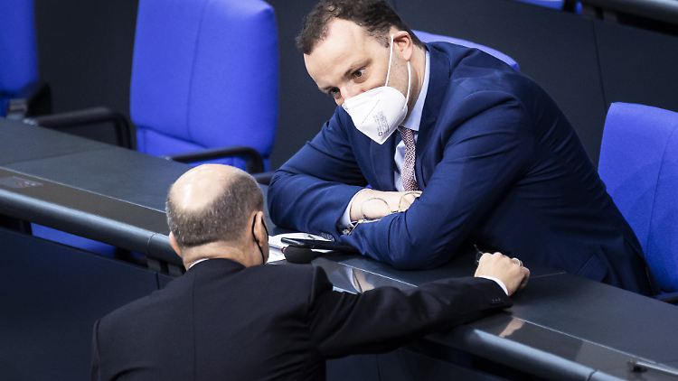 Der Vorstoß von Scholz zu steuerfreien Einmalzahlungen durch die Arbeitgeber stößt bei Spahn auf Ablehnung.