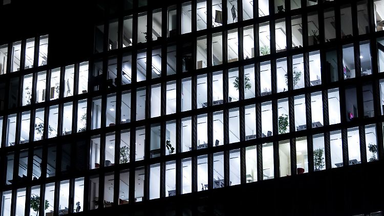 Da brennt noch Licht: Ob ein Arbeitgeber Schichtbetrieb anordnen kann, hängt unter anderem von den Vereinbarungen im Arbeitsvertrag ab.
