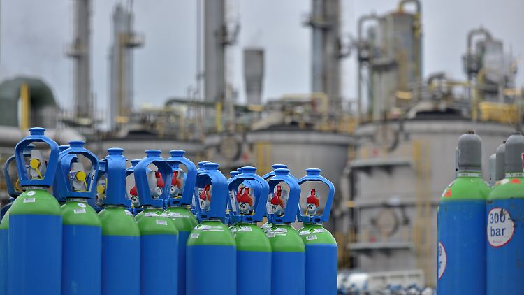 BASF gilt als größter industrieller Gasverbraucher in
Deutschland und hat bereits einen "Sonderalarmplan Erdgas" für ihren weltweit größten Standort in Ludwigshafen ausgearbeitet.