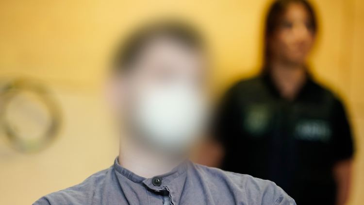 Der Vater brachte ihm das Schießen bei: Der Angeklagte steht wegen Polizistendoppelmordes vor Gericht. 
