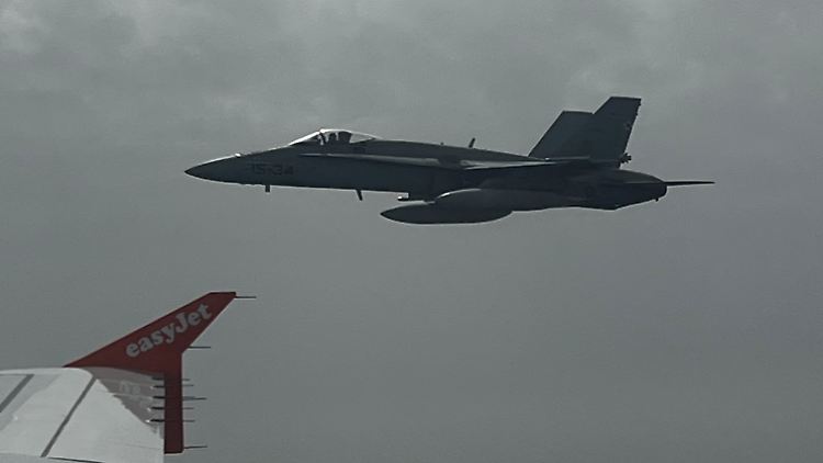 Kein gewöhnlicher Start in den Urlaub: Passagiere des Flugs nach Menorca filmen den Kampfjet-Einsatz aus ihren Fenstern.