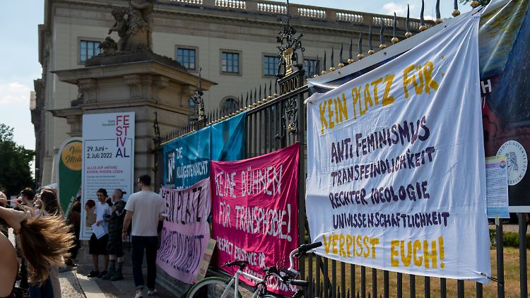 Transparente gegen den Vortrag der umstrittenen Biologin Vollbrecht wurden bei einer Demo vor der Humboldt-Universität aufgehängt.