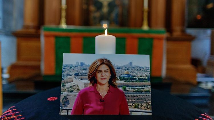 Palästinensche Behörden sind überzeugt, dass Abu Akleh von israelischen Sicherheitskräften ganz gezielt getötet wurde.
